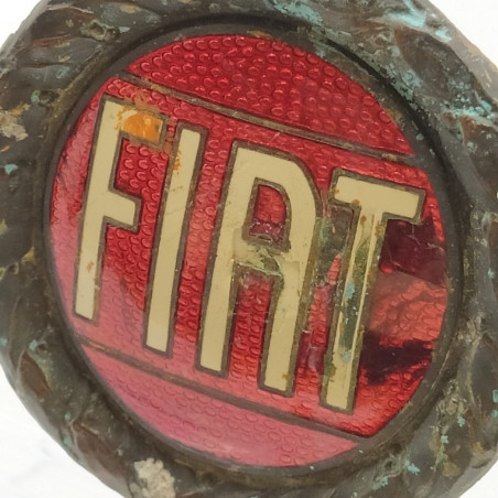 Fregio Fiat in ottone smaltato diam 5,5 cm. Ossidazione e macchie