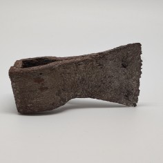 Ascia da guerra in ferro alto medioevo nord Europa restaurata