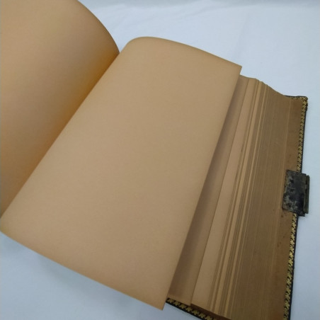 Libro porta corrispondenza D’Annunzio 33x39 cm. Chiusura rovinata