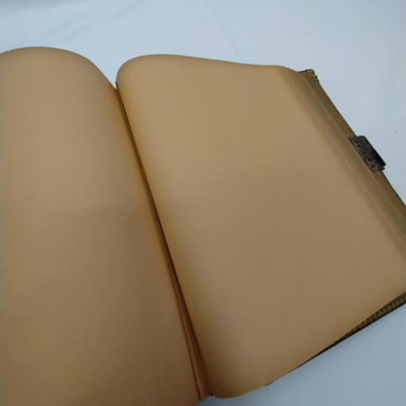 Libro porta corrispondenza D’Annunzio 33x39 cm. Chiusura rovinata
