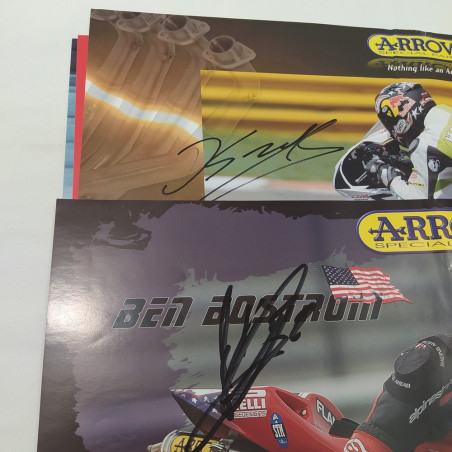 Lotto di 28 manifesti piloti moto con autografi originali formati vari. Buono