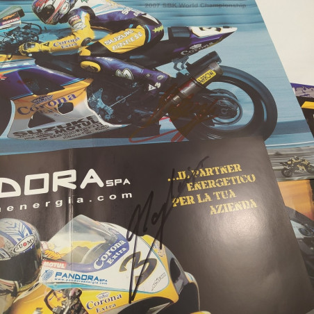 Lotto di 28 manifesti piloti moto con autografi originali formati vari. Buono
