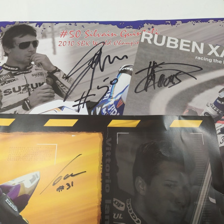 Lotto di 28 manifesti piloti moto con autografi originali formati vari. Buono