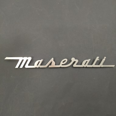 Originale scritta Maserati in metallo lucido, lunga 34 cm. Graffi di uso