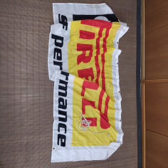 Stendardo o bandiera Pirelli in tessuto con anelli. Necessita pulizia
