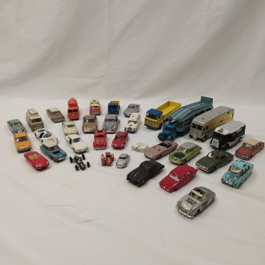 Lotto di 33 modelllini di vetture Corgi, Matchbox e altre marche sc. 1/43