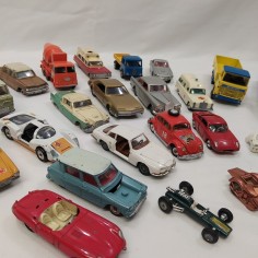 Lotto di 33 modelllini di vetture Corgi, Matchbox e altre marche sc. 1/43 2