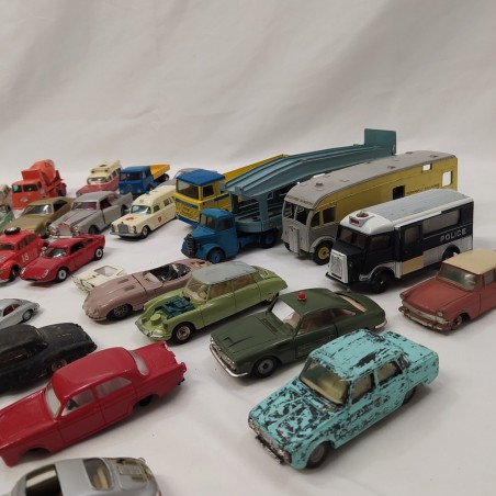 Lotto di 33 modelllini di vetture Corgi, Matchbox e altre marche sc. 1/43