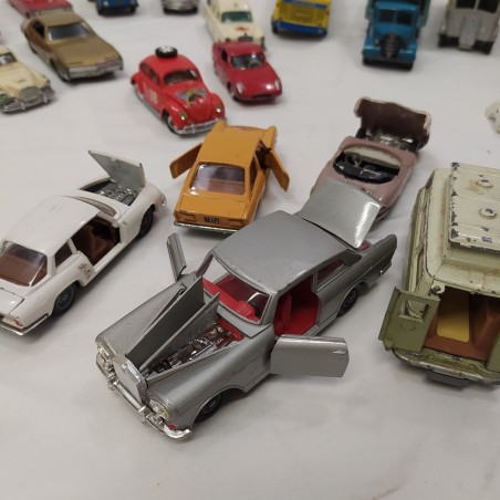 Lotto di 33 modelllini di vetture Corgi, Matchbox e altre marche sc. 1/43