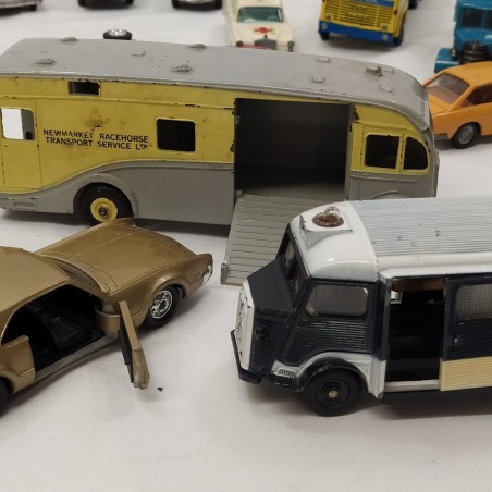 Lotto di 33 modelllini di vetture Corgi, Matchbox e altre marche sc. 1/43