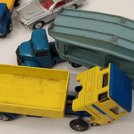 Lotto di 33 modelllini di vetture Corgi, Matchbox e altre marche sc. 1/43