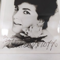 Lotto di 2 foto con autografo della soprano Anna Moffo, anni '60 in buono stato 2
