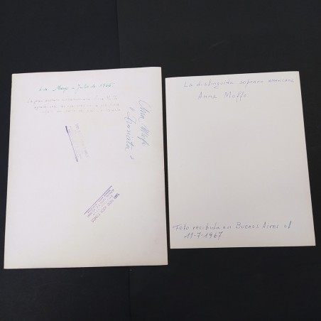 Lotto di 2 foto con autografo della soprano Anna Moffo, anni '60 in buono stato