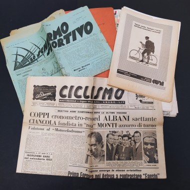 Lotto di 32 riviste e documenti sportivi, ciclismo anni '50, '60, '70, logori.