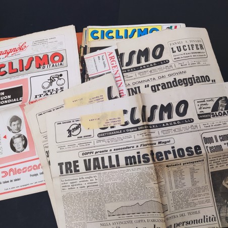 Lotto di 32 riviste e documenti sportivi, ciclismo anni '50, '60, '70, logori.