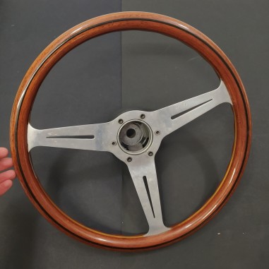 Volante Nardi firmato in legno sagomato verniciato con diametro 36 cm. Buono