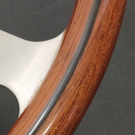 Volante Nardi firmato in legno sagomato verniciato con diametro 36 cm. Buono