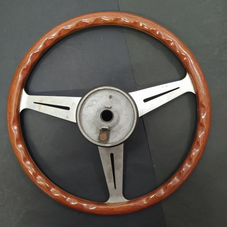 Volante Nardi firmato in legno sagomato verniciato con diametro 36 cm. Buono