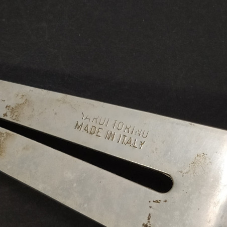 Volante Nardi firmato in legno sagomato verniciato con diametro 36 cm. Buono