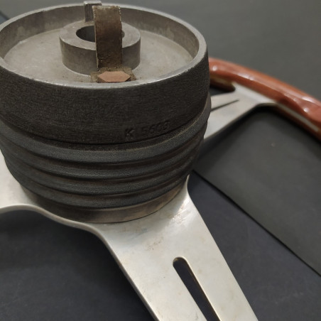 Volante Nardi firmato in legno sagomato verniciato con diametro 36 cm. Buono