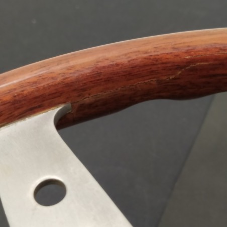 Volante in legno firmato Hellebore con diametro 38 cm. Lunga scheggiatura