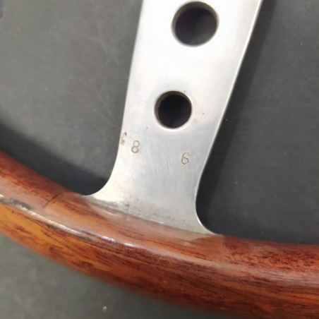 Volante in legno firmato Hellebore con diametro 38 cm. Lunga scheggiatura