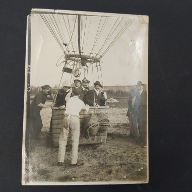 Foto della partenza di un pallone aerostatico databile fine '800. Bordi segnati