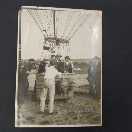 Foto della partenza di un pallone aerostatico databile fine '800. Bordi segnati