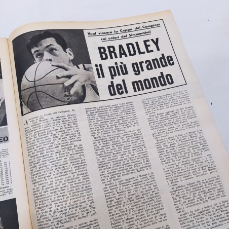 Rivista Lo sport illustrato 1965. Ingiallimenti
