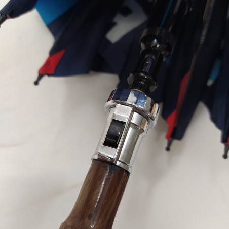 Lotto di 2 ombrelli Martini con manici in legno. Ingiallimenti