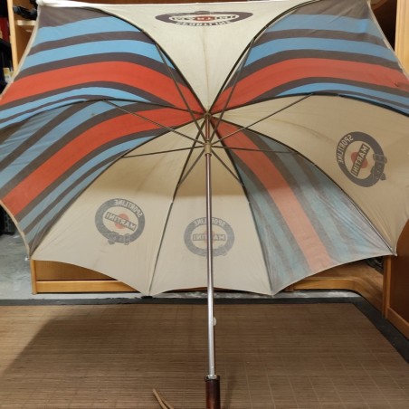 Lotto di 2 ombrelli Martini con manici in legno. Ingiallimenti