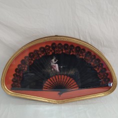 Ventaglio nero con pizzo dipinto con suonatrice di flauto. Piccolo strappo 2