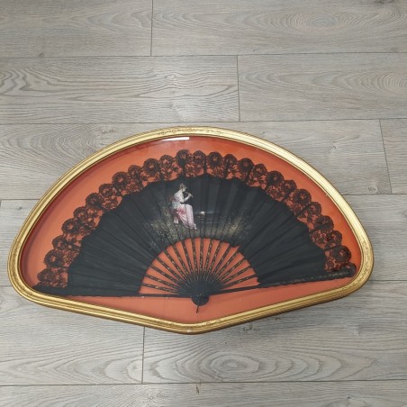 Ventaglio nero con pizzo dipinto con suonatrice di flauto. Piccolo strappo