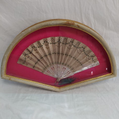 Ventaglio panna con decorazione verde e paiettes, sfondo fucsia. Vetro rotto 2
