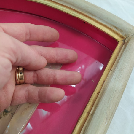 Ventaglio panna con decorazione verde e paiettes, sfondo fucsia. Vetro rotto