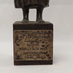 Statua in bronzo Festival del film industriale Alta moda Torino 1959 h. 50 cm 2