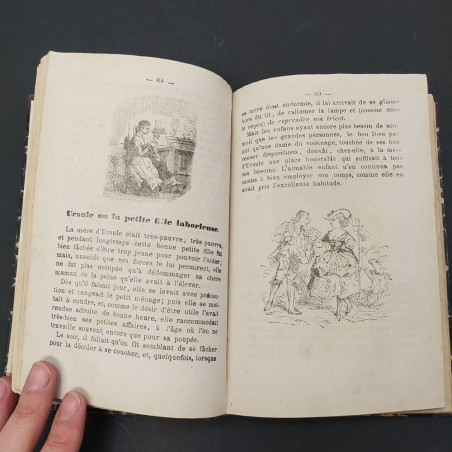 Volume Abecedaire Francais 1885. Ingiallimenti naturali della carta