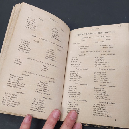 Volume Abecedaire Francais 1885. Ingiallimenti naturali della carta