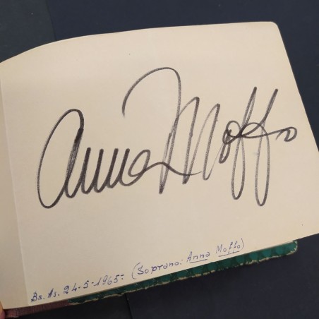 Album con 52 autografi cantanti lirici anni '50/'60. Buono