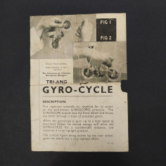 Volantino pubblicitario sull'uso del giocattolo Tri-ang Gyro-cycle. Carta logora