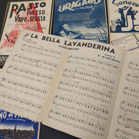 Lotto di 10 riviste con spartiti di musica leggera anni '30/'40. Segni del tempo