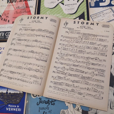 Lotto di 10 riviste con spartiti di musica leggera anni '30/'40. Segni del tempo