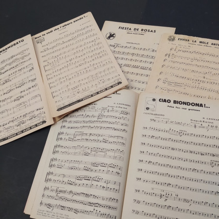Lotto di 10 libretti con spartiti di musica leggera anni '30/'40. Ingiallimenti