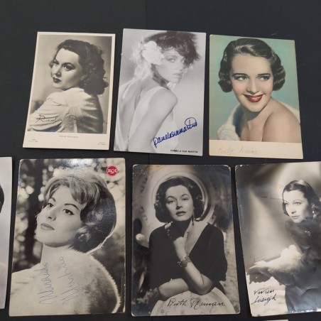 Lotto di 13 cartoline di attrici con autografi anni '30/'50/'80. Macchie