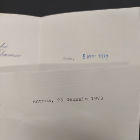 Lotto di 2 lettere di politici datate 1972/73. Buono