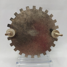 Placca automobilistica dentata Grand Prix F1 smalti policromi d. 9 cm 2