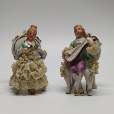 Coppia di ceramiche figurini settecenteschi suonatore e damina