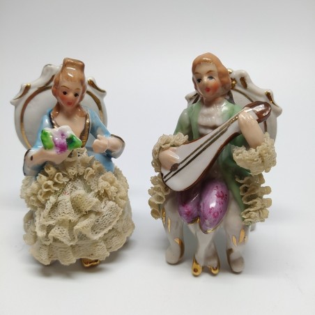 Coppia di ceramiche figurini settecenteschi suonatore e damina