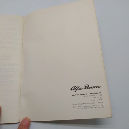 Guida dei servizi assistenziali Alfa Romeo 1969 con macchie e ingiallimenti.