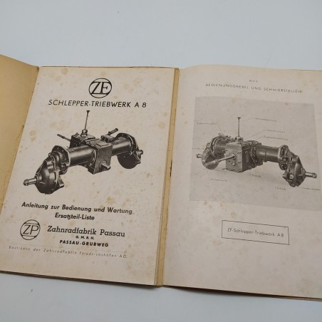 ZF Schlepper-triebwerk A8 in tedesco. Condizioni mediocri con macchie evidenti